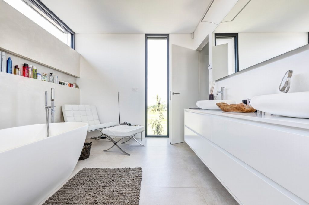 Interiér CLT domu Jesenice kúpeľňa Molnár Peráček