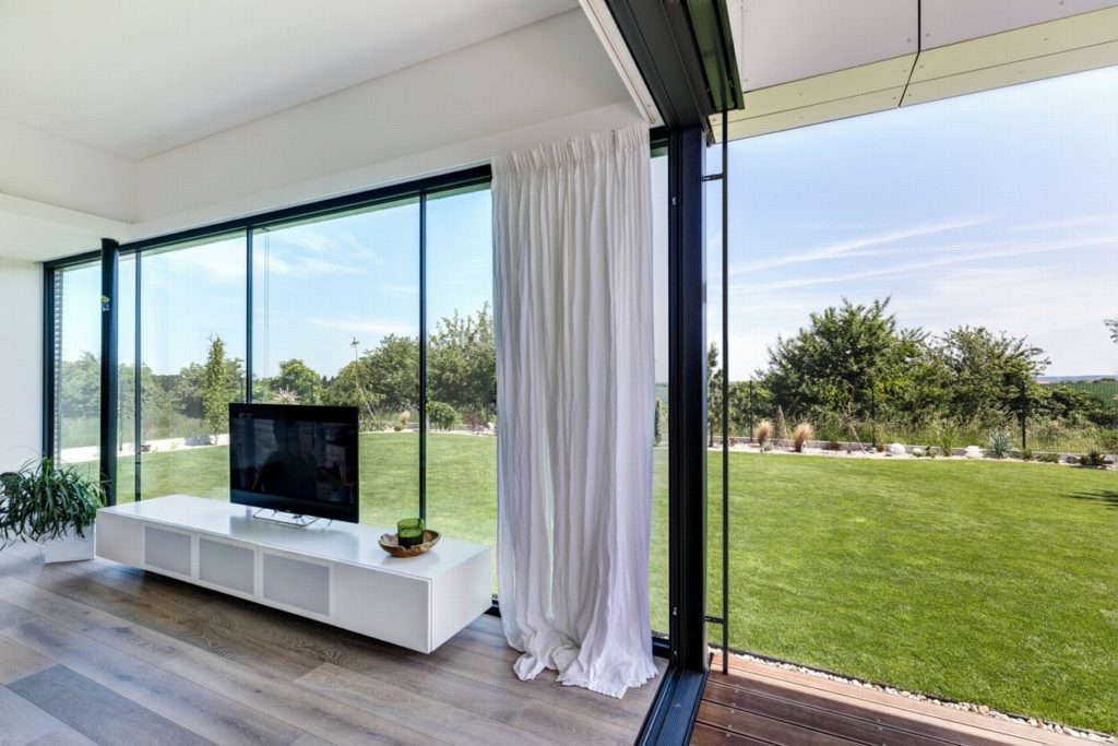 Interiér CLT domu Jesenice sklená stena Molnár Peráček