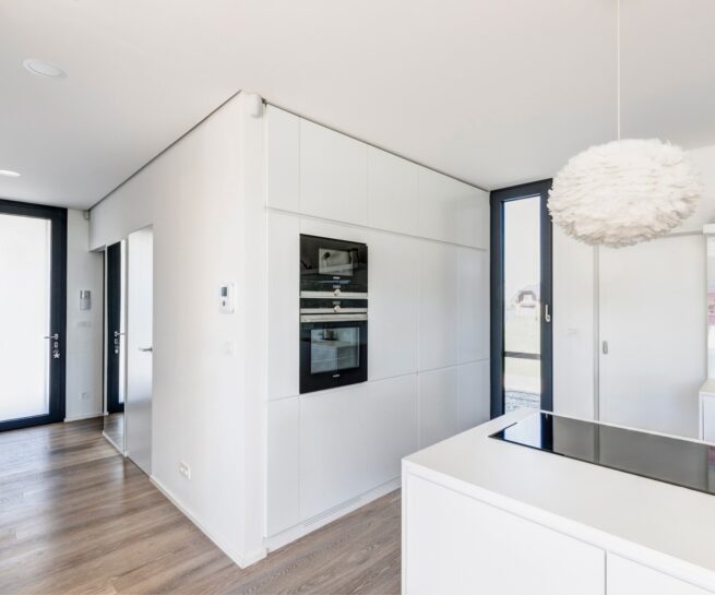 Interiér CLT domu Jesenice zabudovaná kuchyňa Molnár Peráček