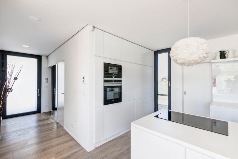 Interiér CLT domu Jesenice zabudovaná kuchyňa Molnár Peráček