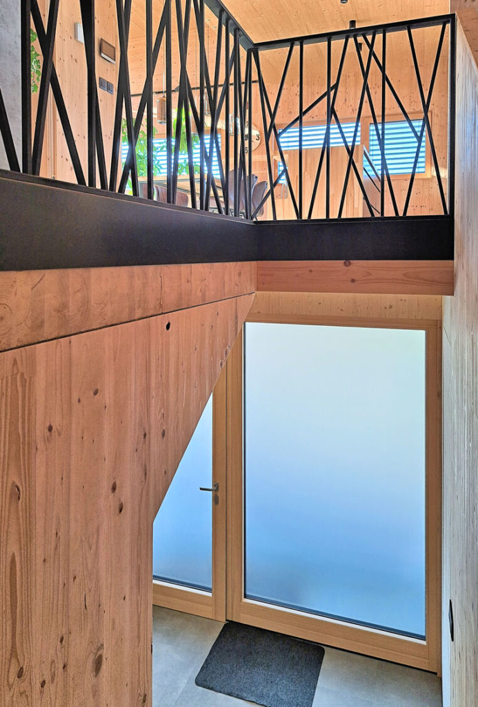 Rodinný dom CLT 14 oceľové zábradlie Peráček