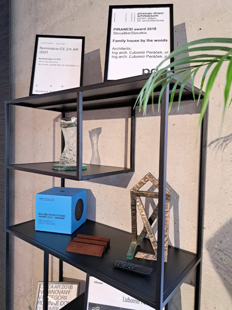 regál ocenení ateliér Peráček