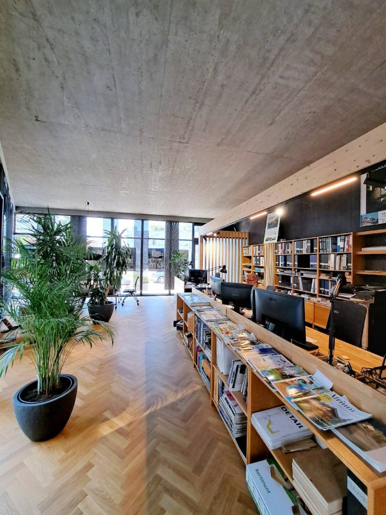 drevený nosník s osvetlením ateliér Peráček