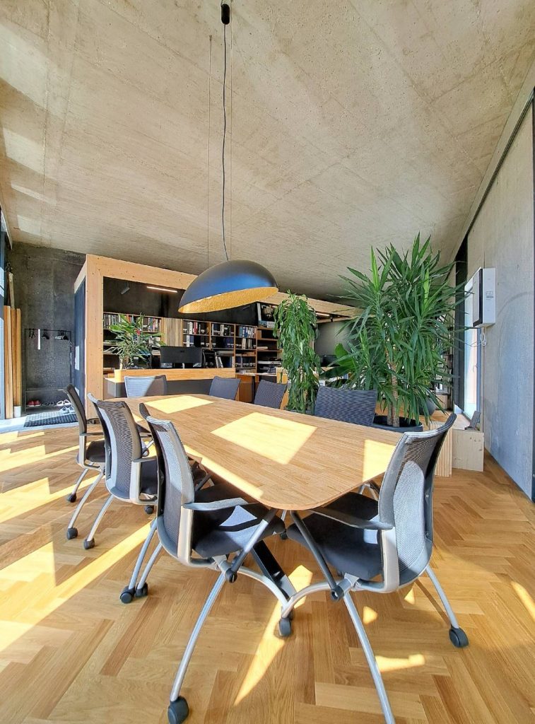 Rokovací stôl ateliér Peráček