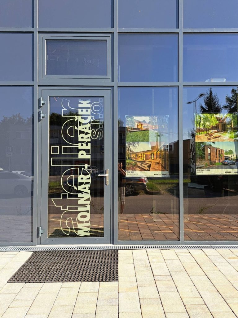 Vchod ateliér Molnár-Peráček