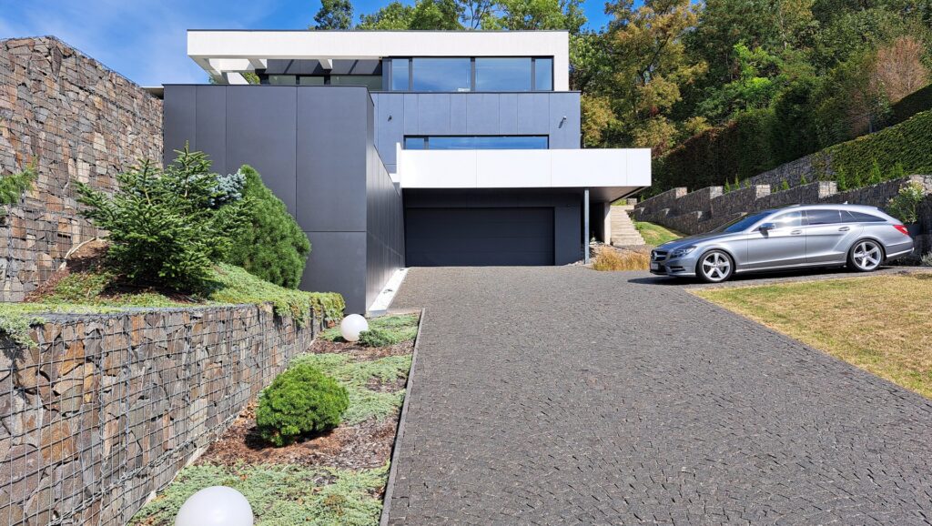 Vila nad mestom, atelier Peráček príjazd