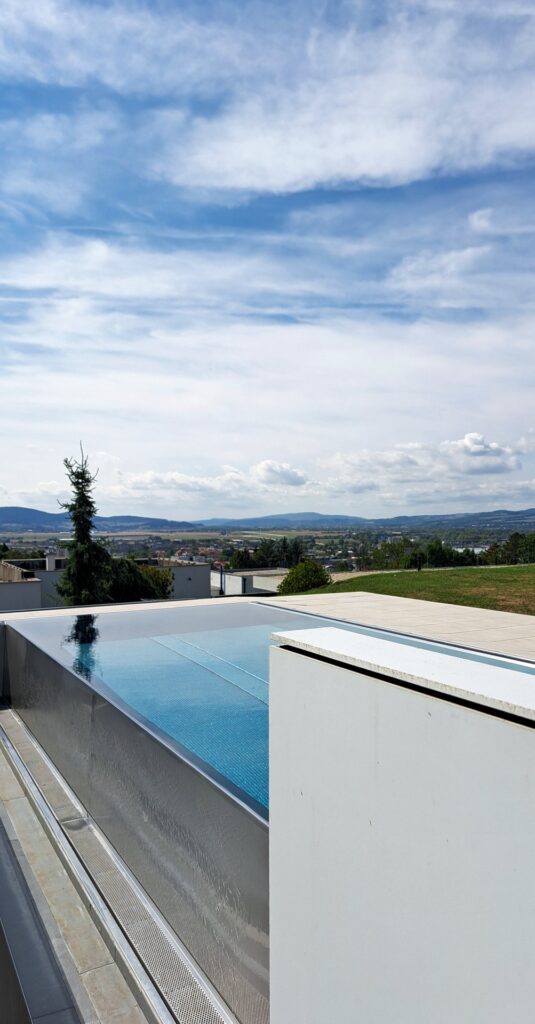 Vila nad mestom, atelier Peráček infinity pool