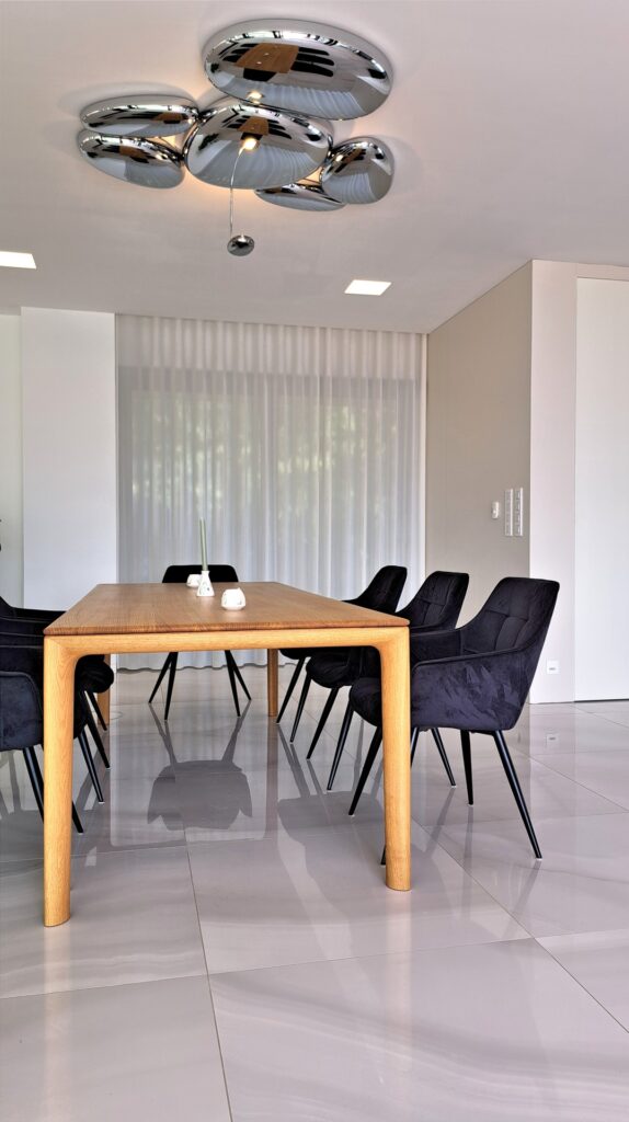 Vila nad mestom, atelier Peráček stôl masív