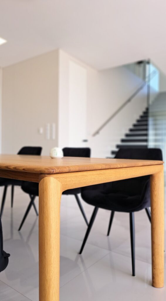 Vila nad mestom, atelier Peráček stôl