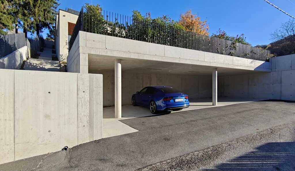 Rodinný dom na kaskáde CLT24 ateliér Peráček, parkovanie