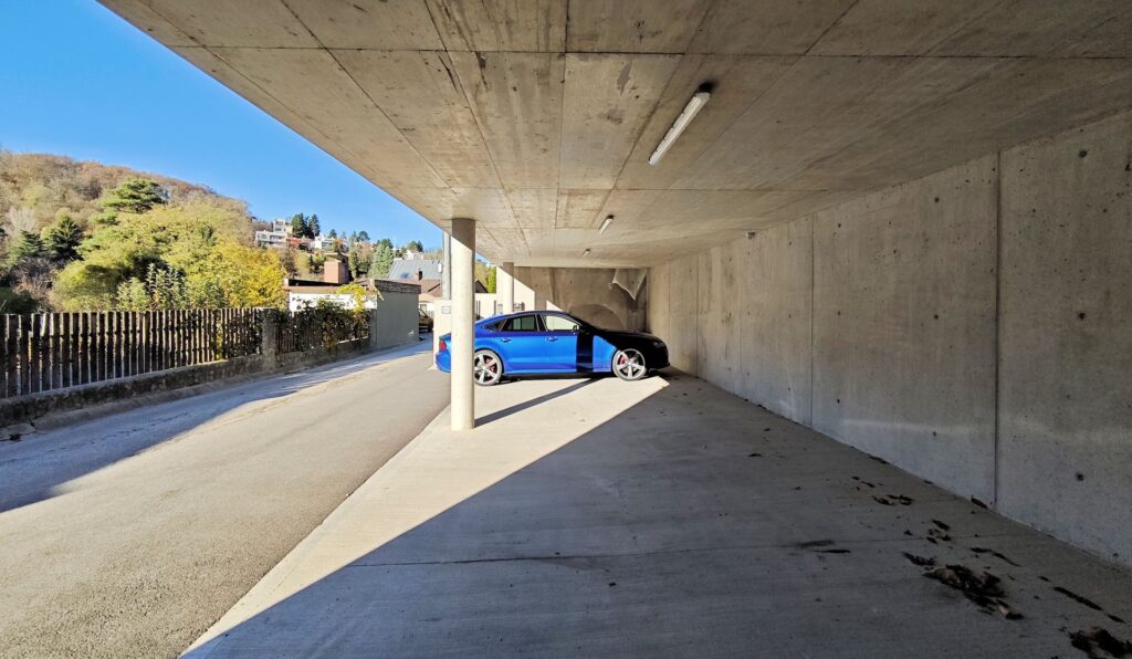 Rodinný dom na kaskáde CLT24 ateliér Peráček, kryté parkovanie