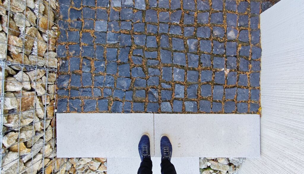 Rodinný dom na kaskáde CLT24 ateliér Peráček, žulové kocky