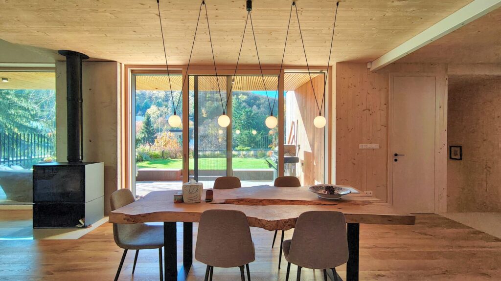 Rodinný dom na kaskáde CLT24 ateliér Peráček, jedáleň