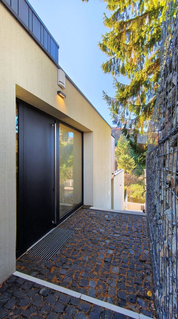 Rodinný dom na kaskáde CLT24 ateliér Peráček, vstupná podesta