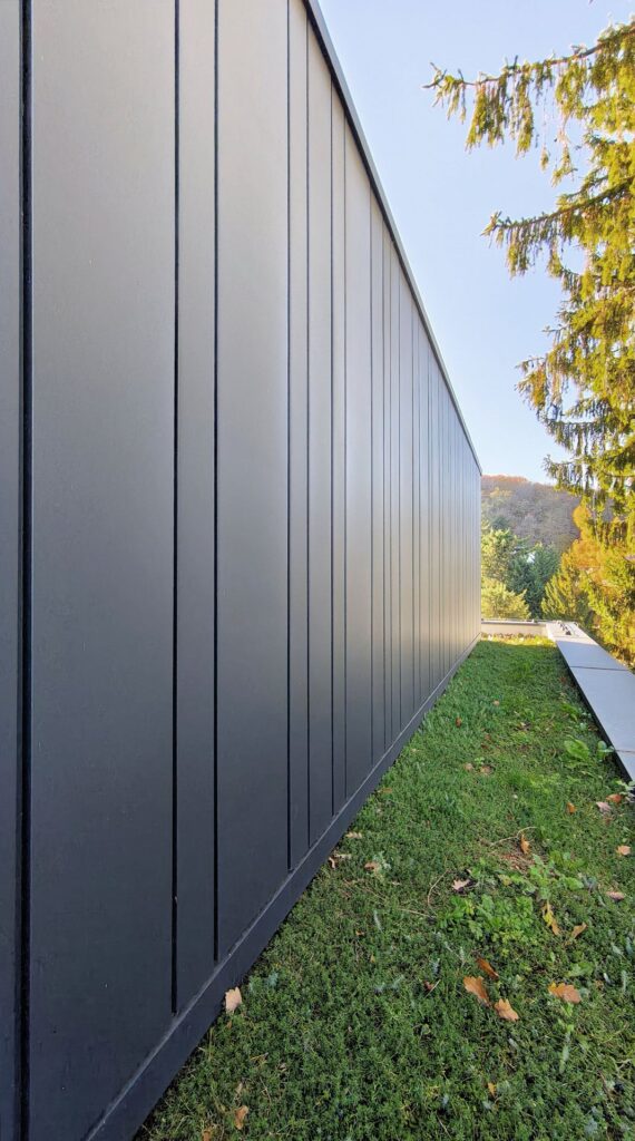 Rodinný dom na kaskáde CLT24 ateliér Peráček, plechová fasáda