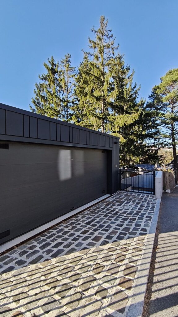 Rodinný dom na kaskáde CLT24 ateliér Peráček, vjazd