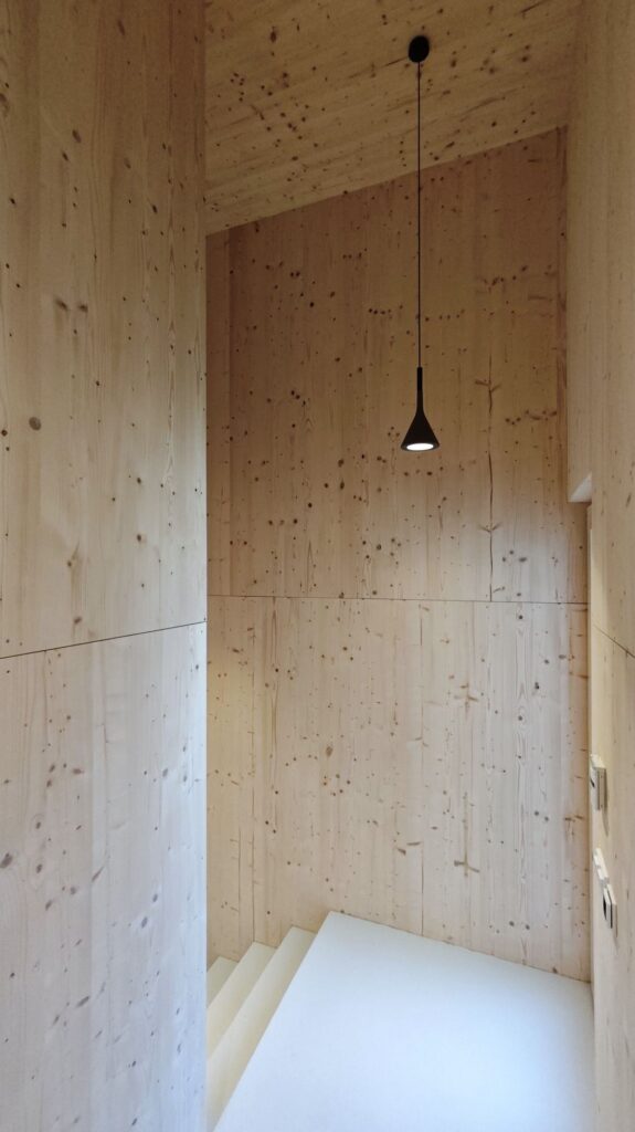Rodinný dom na kaskáde CLT24 ateliér Peráček, schodisko CLT
