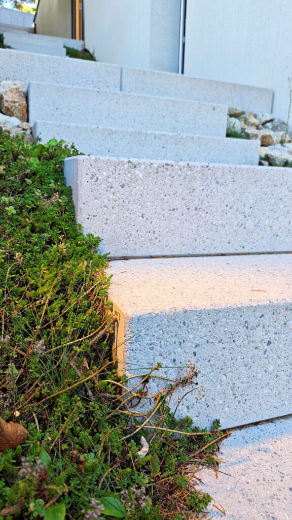 Rodinný dom na kaskáde CLT24 ateliér Peráček, schod betón